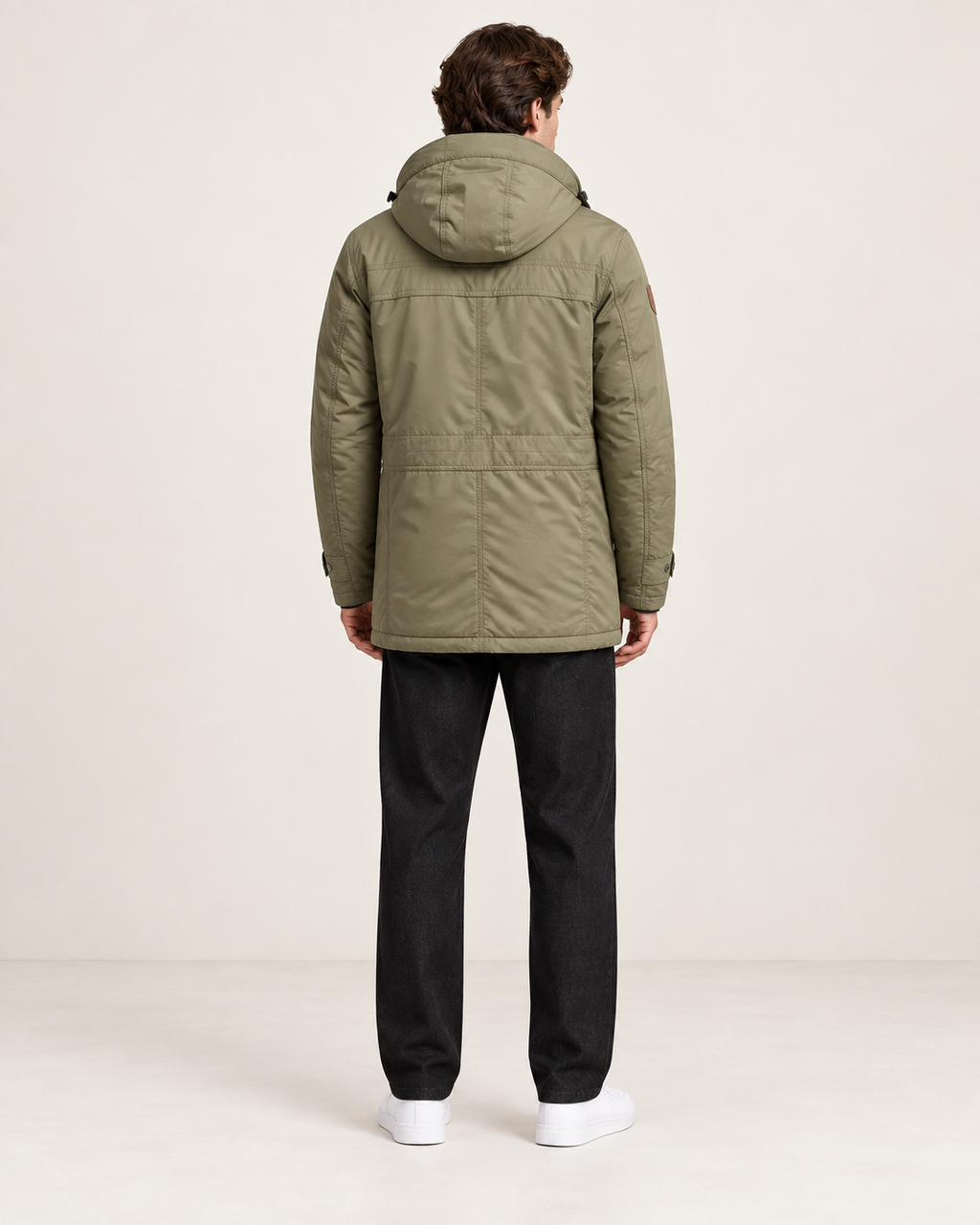 Veste matelassée à capuche amovible Vert, vue dos, dans le studio IVAREE.