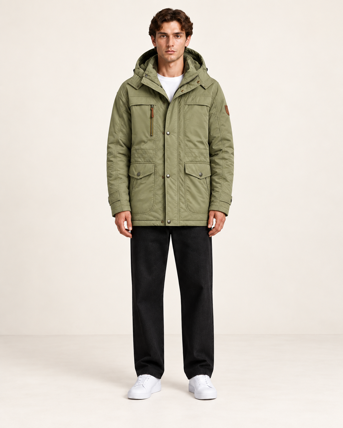 Veste matelassée à capuche amovible Vert, vue face, dans le studio IVAREE.