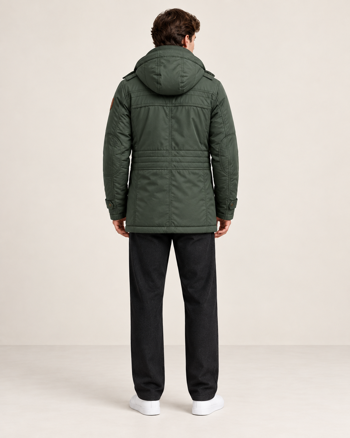 Veste matelassée à capuche amovible Vert foncé, vue dos, dans le studio IVAREE.