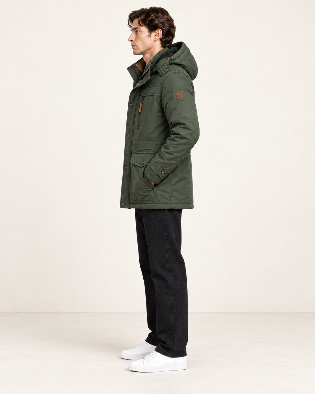 Veste matelassée à capuche amovible Vert foncé, vue profil, dans le studio IVAREE.
