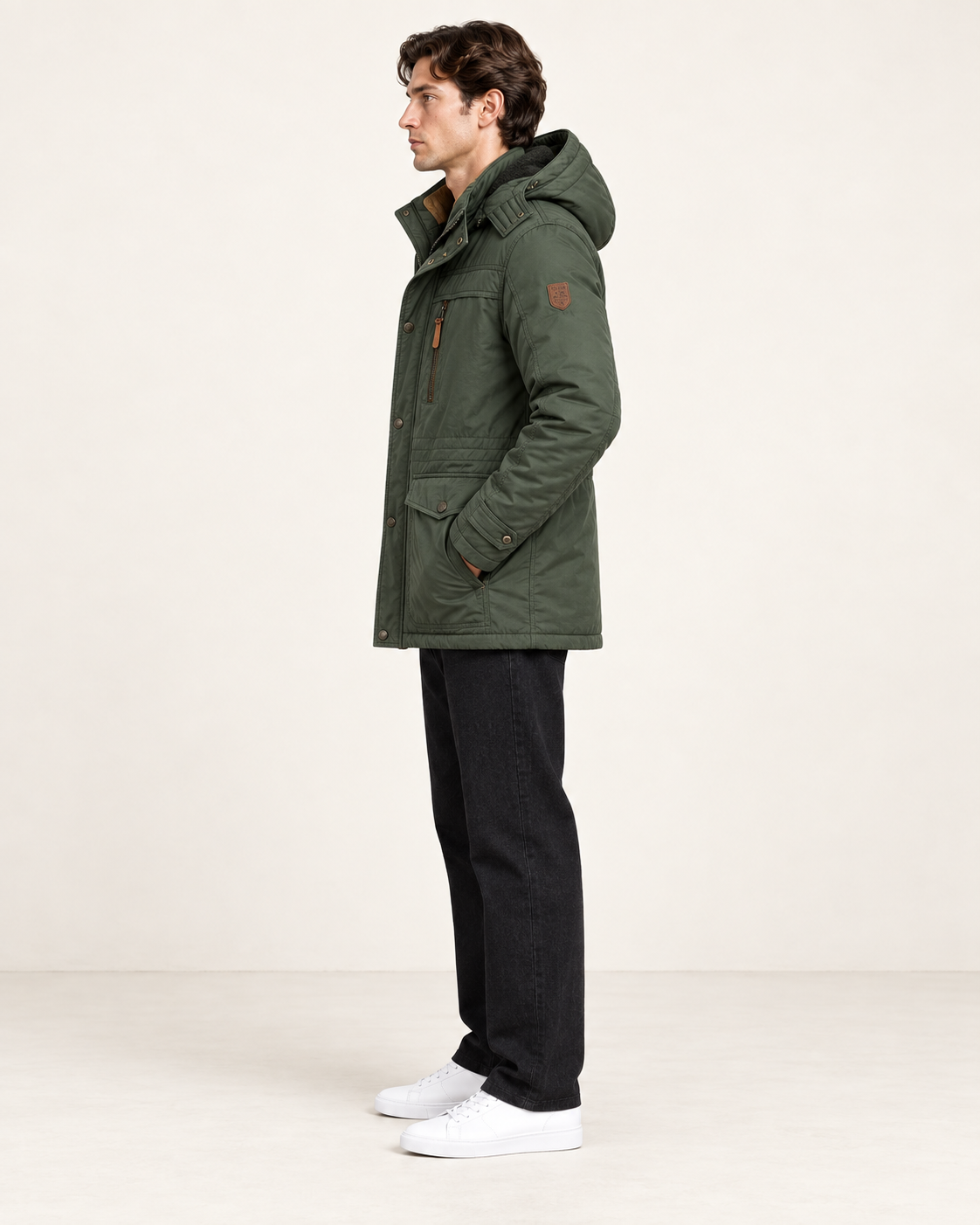 Veste matelassée à capuche amovible Vert foncé, vue profil, dans le studio IVAREE.