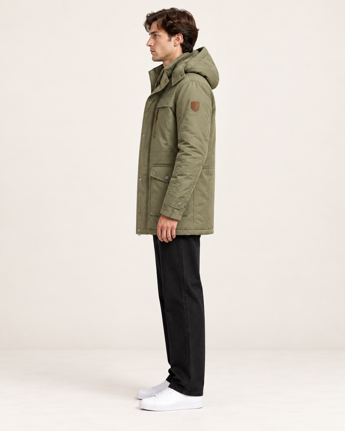 Veste matelassée à capuche amovible Vert, vue profil, dans le studio IVAREE.