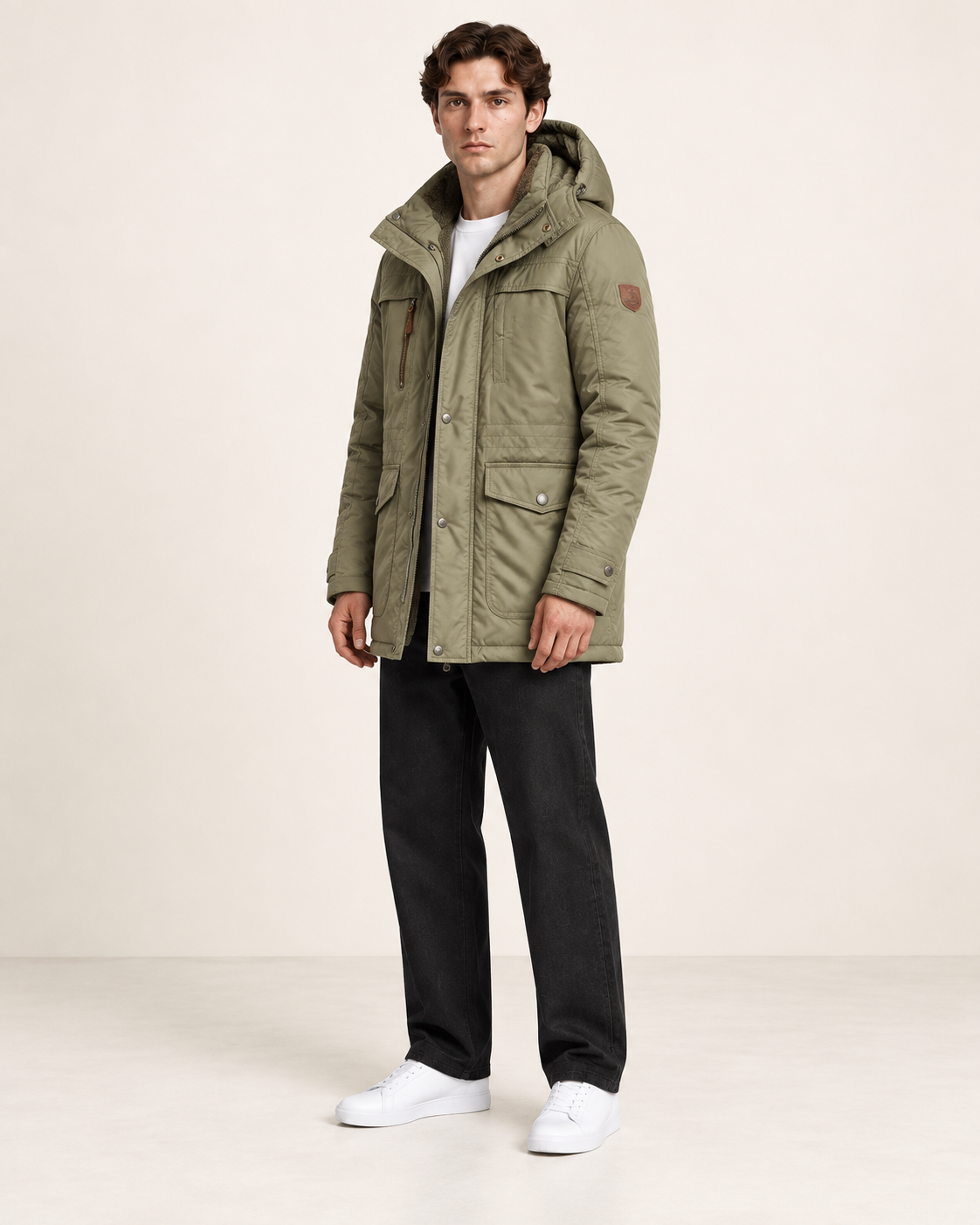 Veste matelassée à capuche amovible Vert, vue trois-quarts, dans le studio IVAREE.