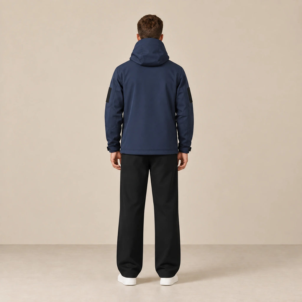 Parka à capuche doublée polaire multipoche bleu marine, portée de dos dans le studio IVAREE.