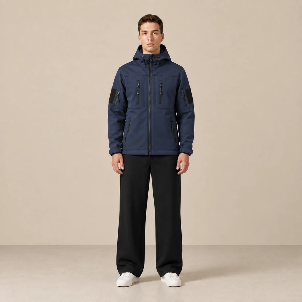 Parka à capuche doublée polaire multipoche bleu marine, portée de face dans le studio IVAREE.