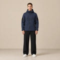 Parka à capuche doublée polaire multipoche bleu marine, portée de face dans le studio IVAREE.