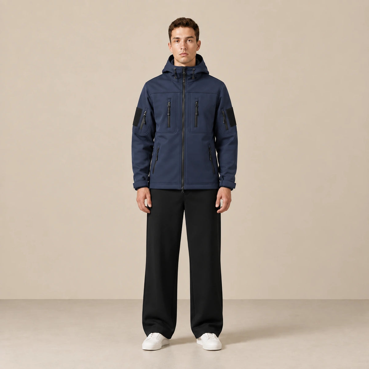 Parka à capuche doublée polaire multipoche bleu marine, portée de face dans le studio IVAREE.