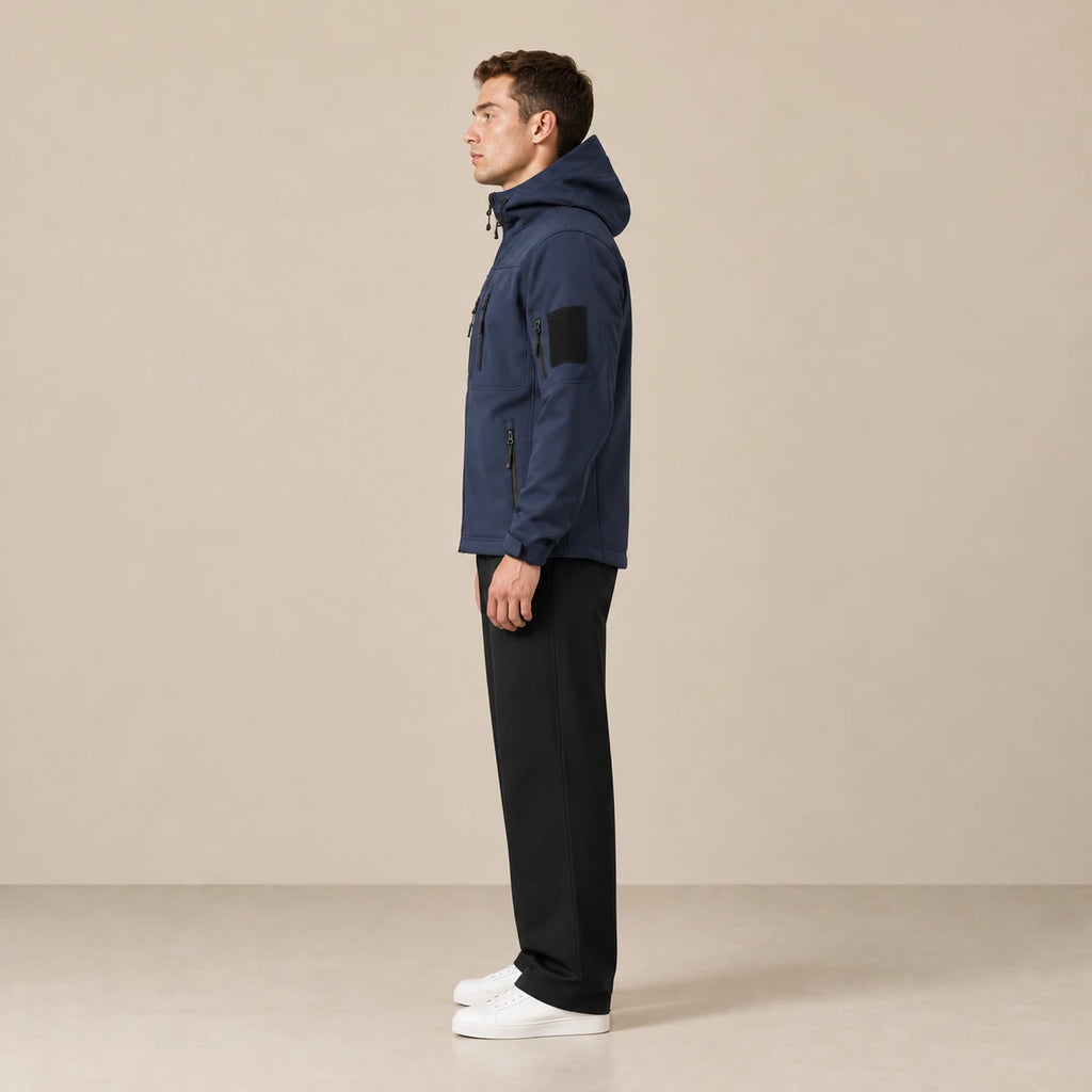 Parka à capuche doublée polaire multipoche bleu marine, portée de profil dans le studio IVAREE.
