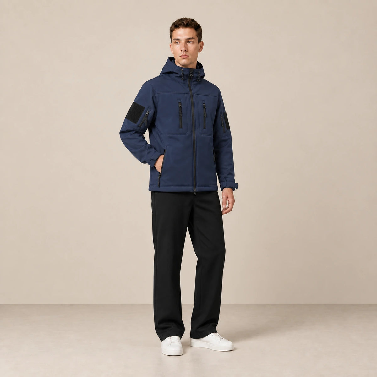 Parka à capuche doublée polaire multipoche bleu marine, portée de trois-quarts dans le studio IVAREE.
