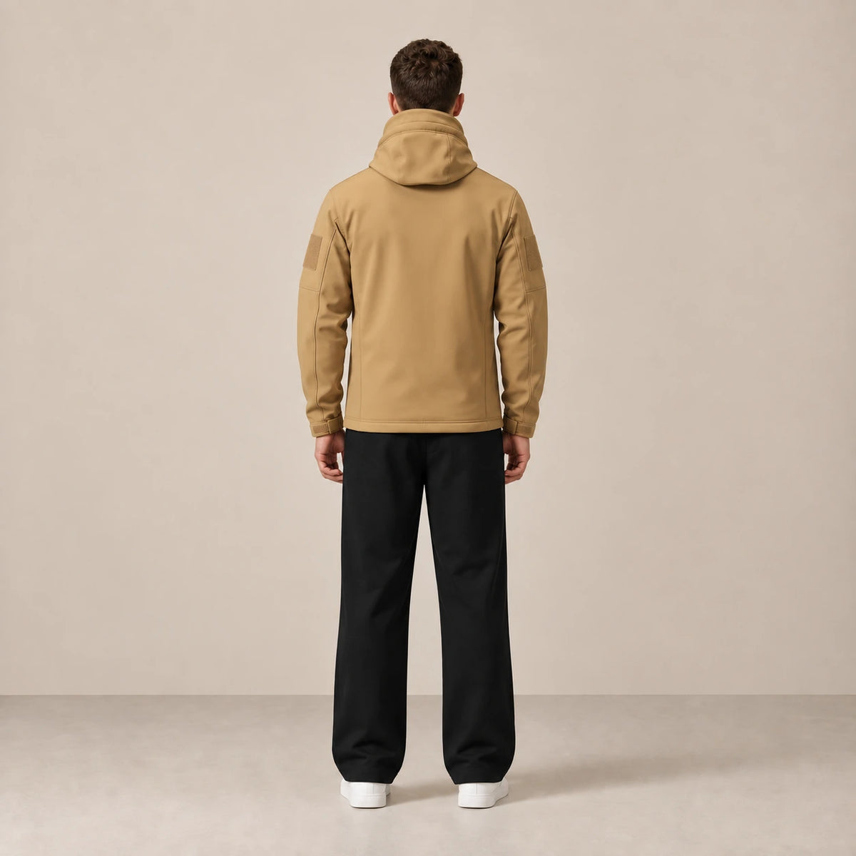 Parka à capuche doublée polaire multipoche camel, portée de dos dans le studio IVAREE.