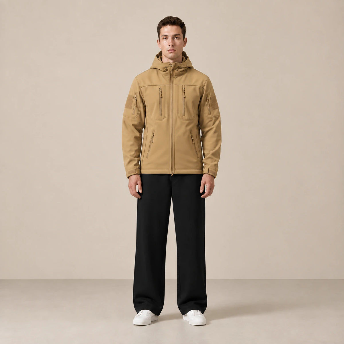 Parka à capuche doublée polaire multipoche camel, portée de face dans le studio IVAREE.