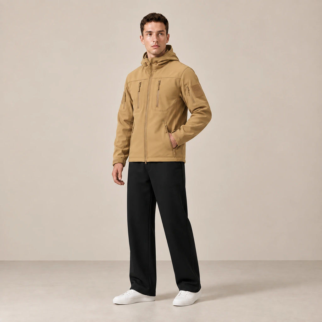 Parka à capuche doublée polaire multipoche camel, portée de trois-quarts dans le studio IVAREE.