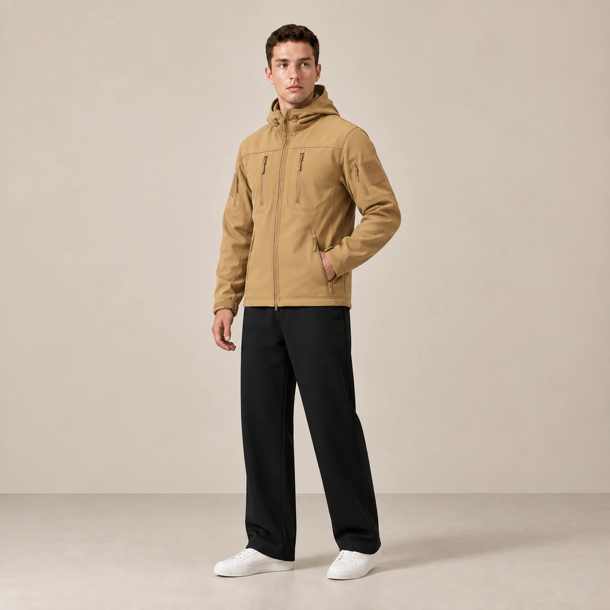 Parka à capuche doublée polaire multipoche camel, portée de trois-quarts dans le studio IVAREE.