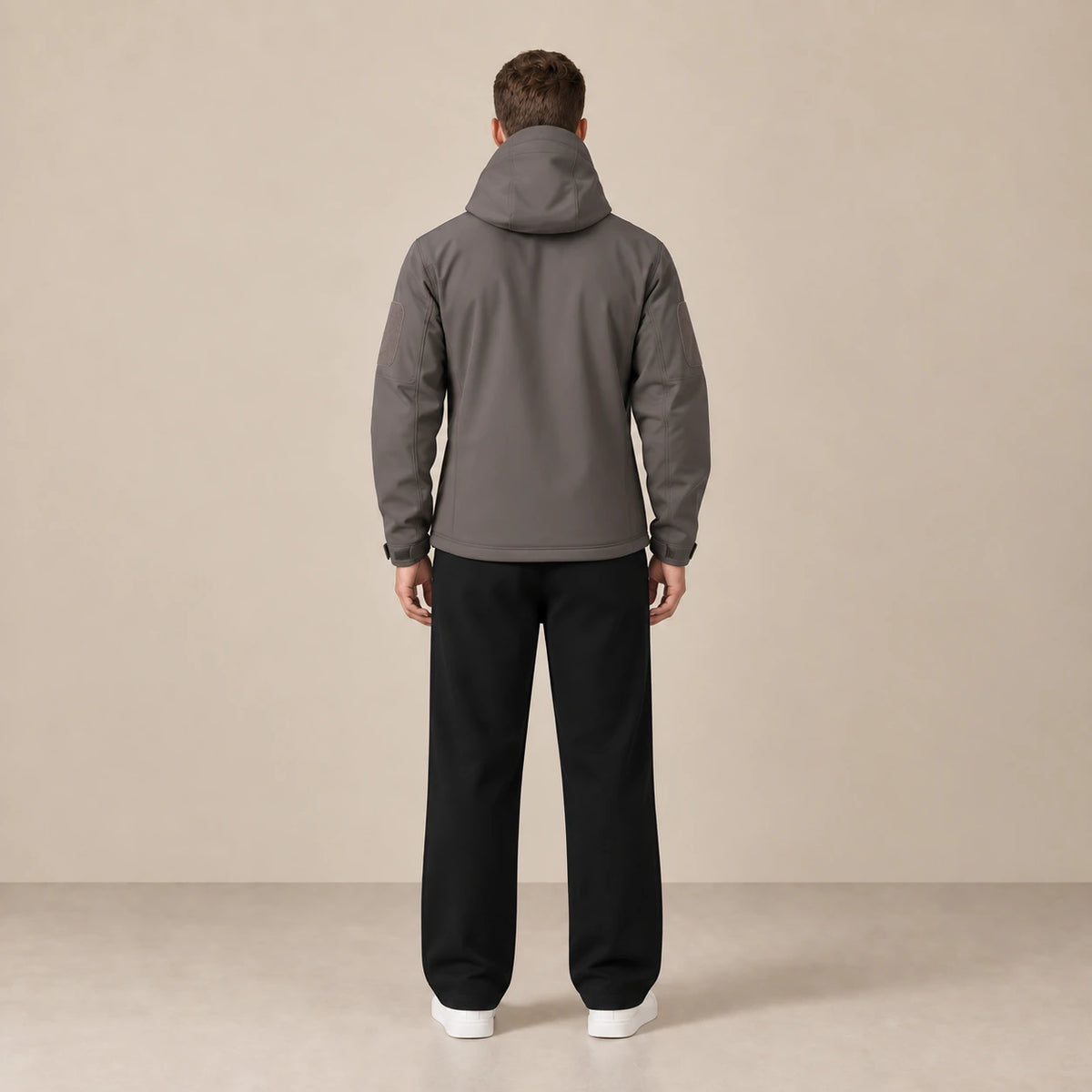 Parka à capuche doublée polaire multipoche gris foncé, portée de dos dans le studio IVAREE.