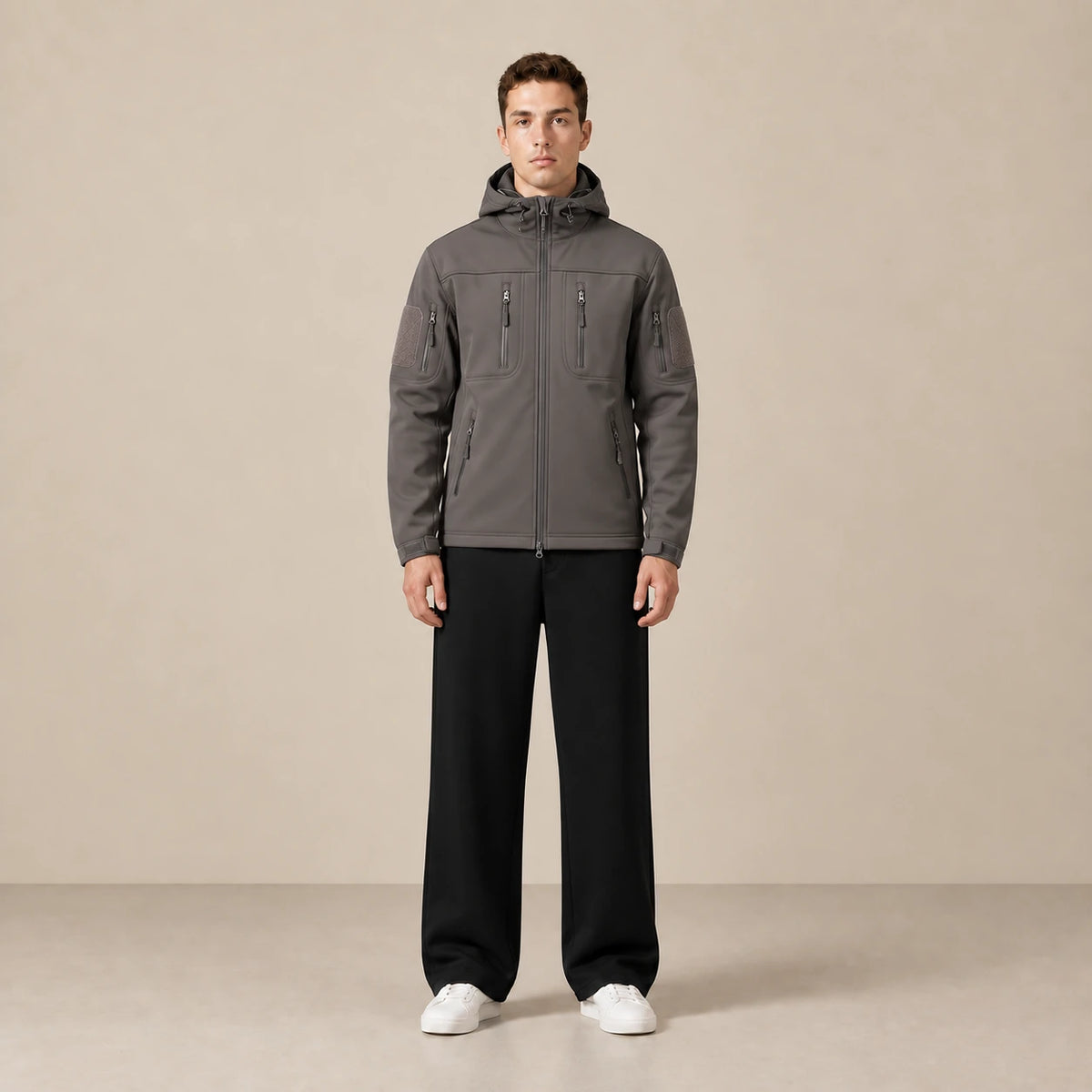 Parka à capuche doublée polaire multipoche gris foncé, portée de face dans le studio IVAREE.