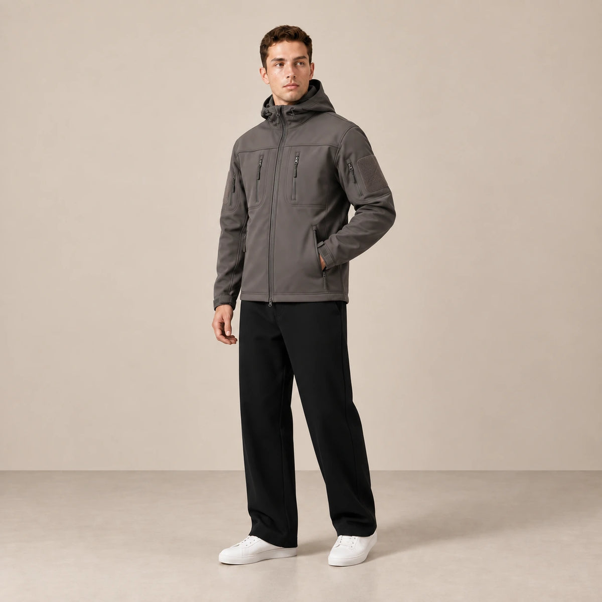 Parka à capuche doublée polaire multipoche gris foncé, portée de trois-quarts dans le studio IVAREE.
