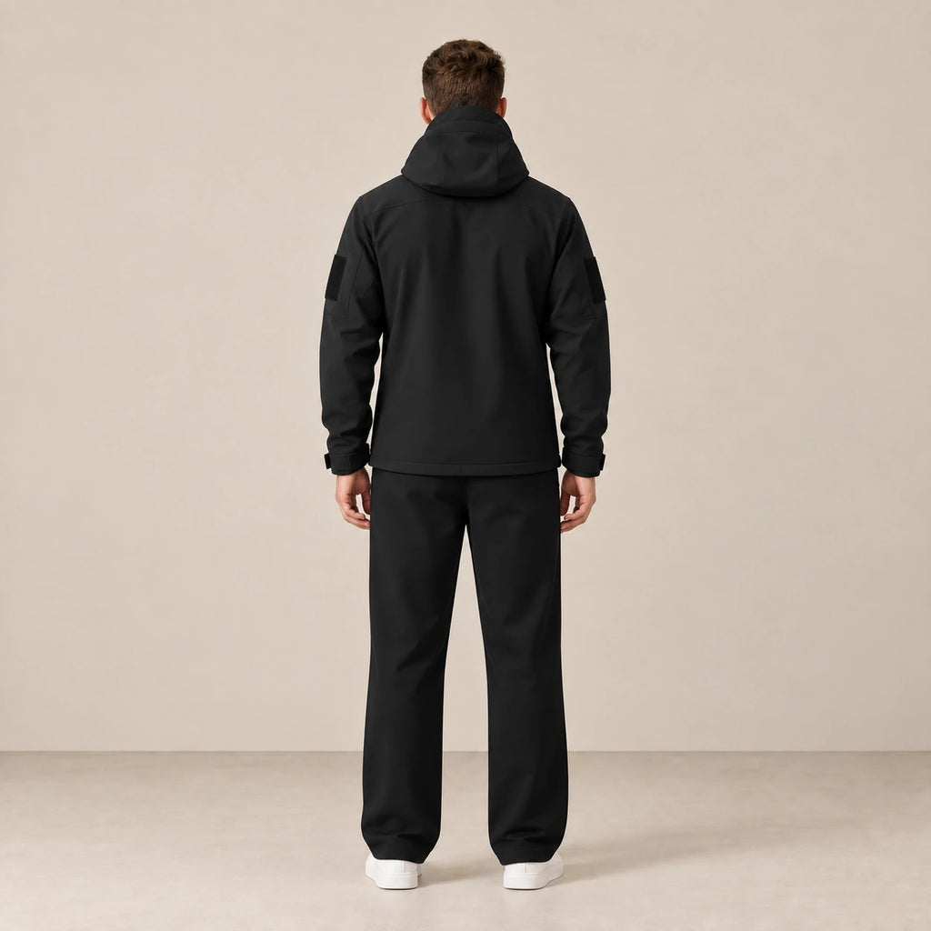 Parka à capuche doublée polaire multipoche noir, portée de dos dans le studio IVAREE.