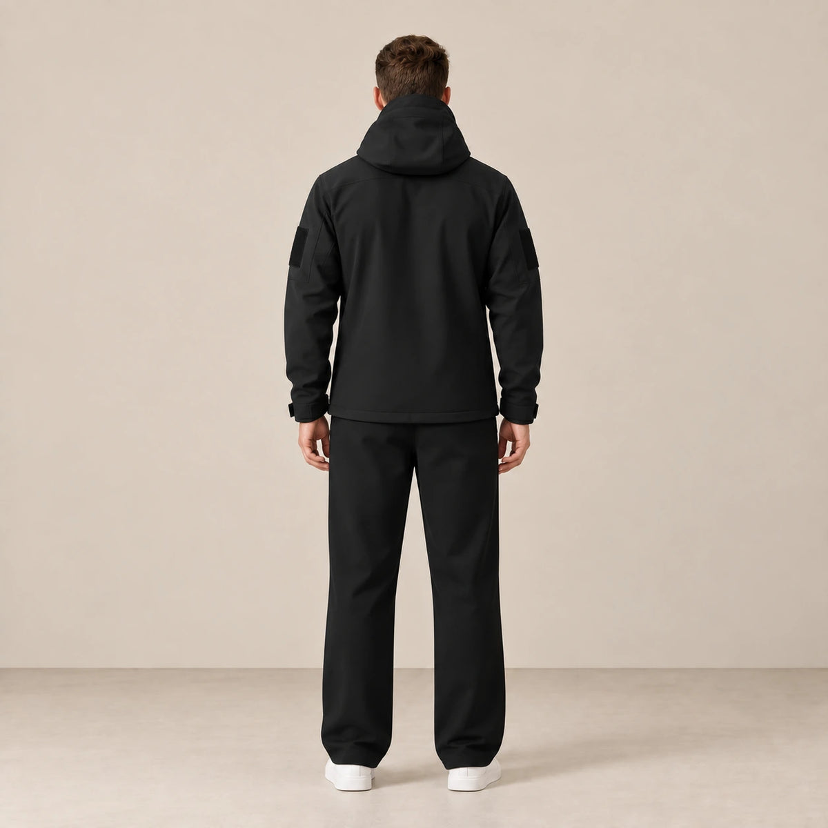 Parka à capuche doublée polaire multipoche noir, portée de dos dans le studio IVAREE.