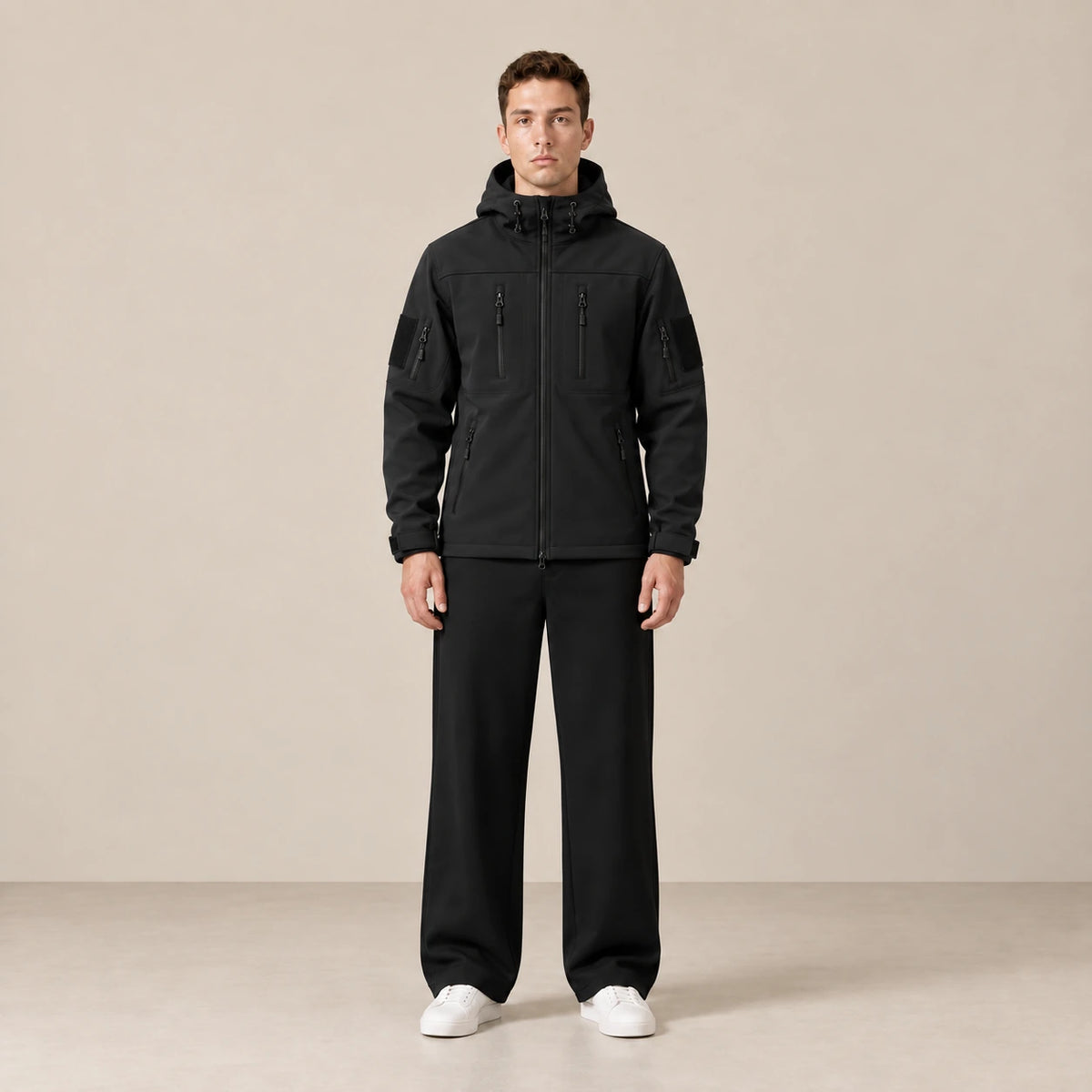 Parka à capuche doublée polaire multipoche noir, portée de face dans le studio IVAREE.