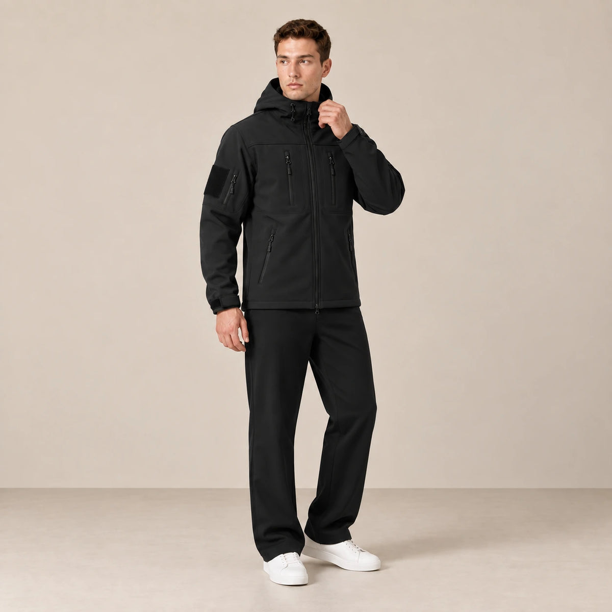 Parka à capuche doublée polaire multipoche noir, portée de trois-quarts dans le studio IVAREE.