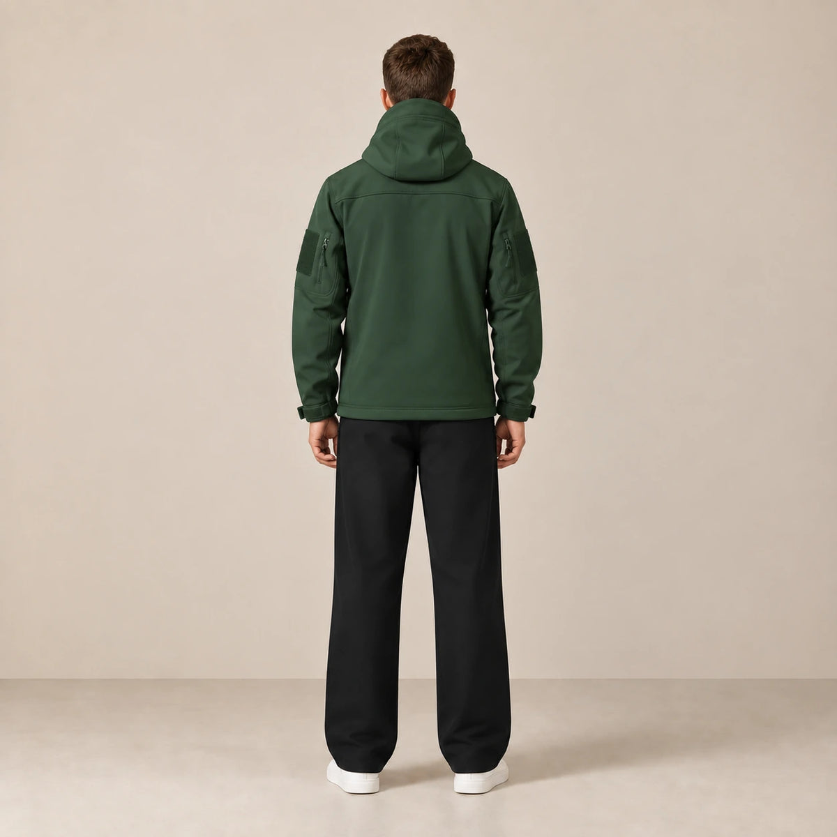 Parka à capuche doublée polaire multipoche vert foncé, portée de dos dans le studio IVAREE.
