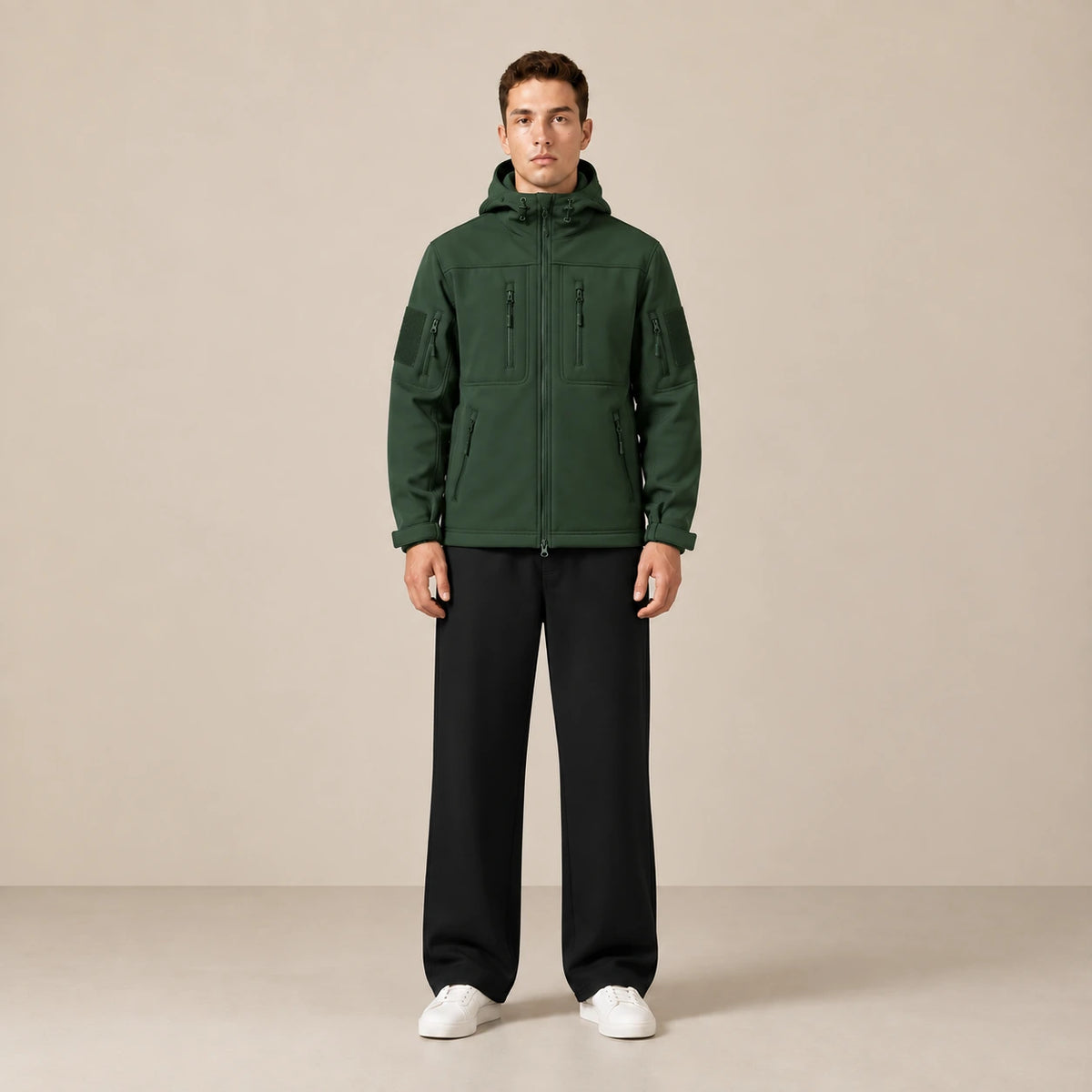 Parka à capuche doublée polaire multipoche vert foncé, portée de face dans le studio IVAREE.