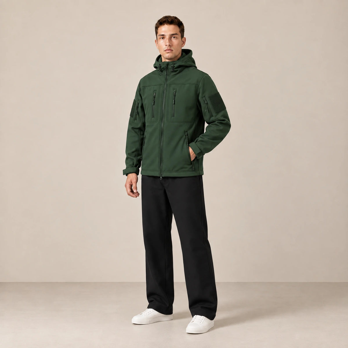 Parka à capuche doublée polaire multipoche vert foncé, portée de trois-quarts dans le studio IVAREE.