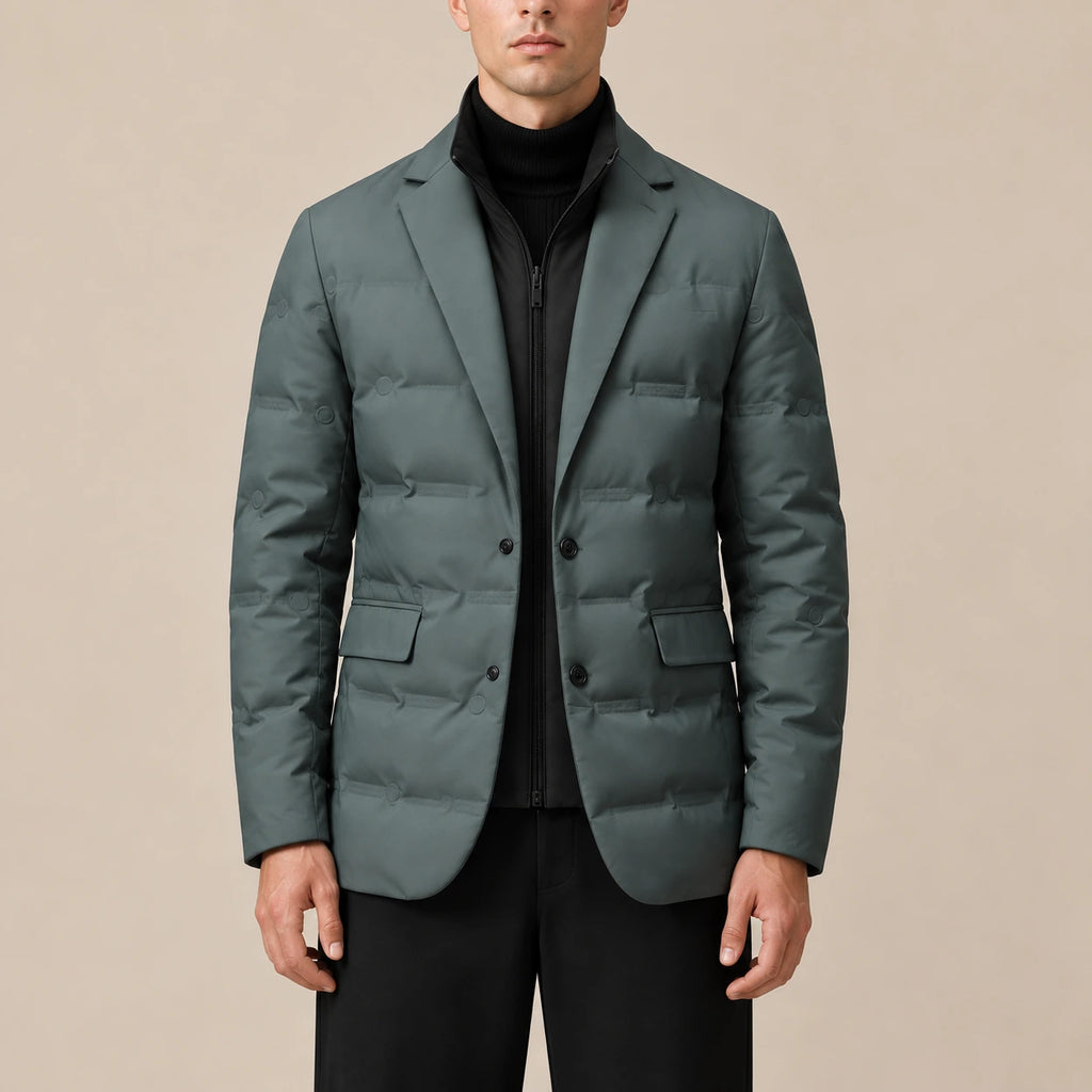 Détail de la parka doublée gris vert matelassée, revers, fermeture zippée et poches visibles.
