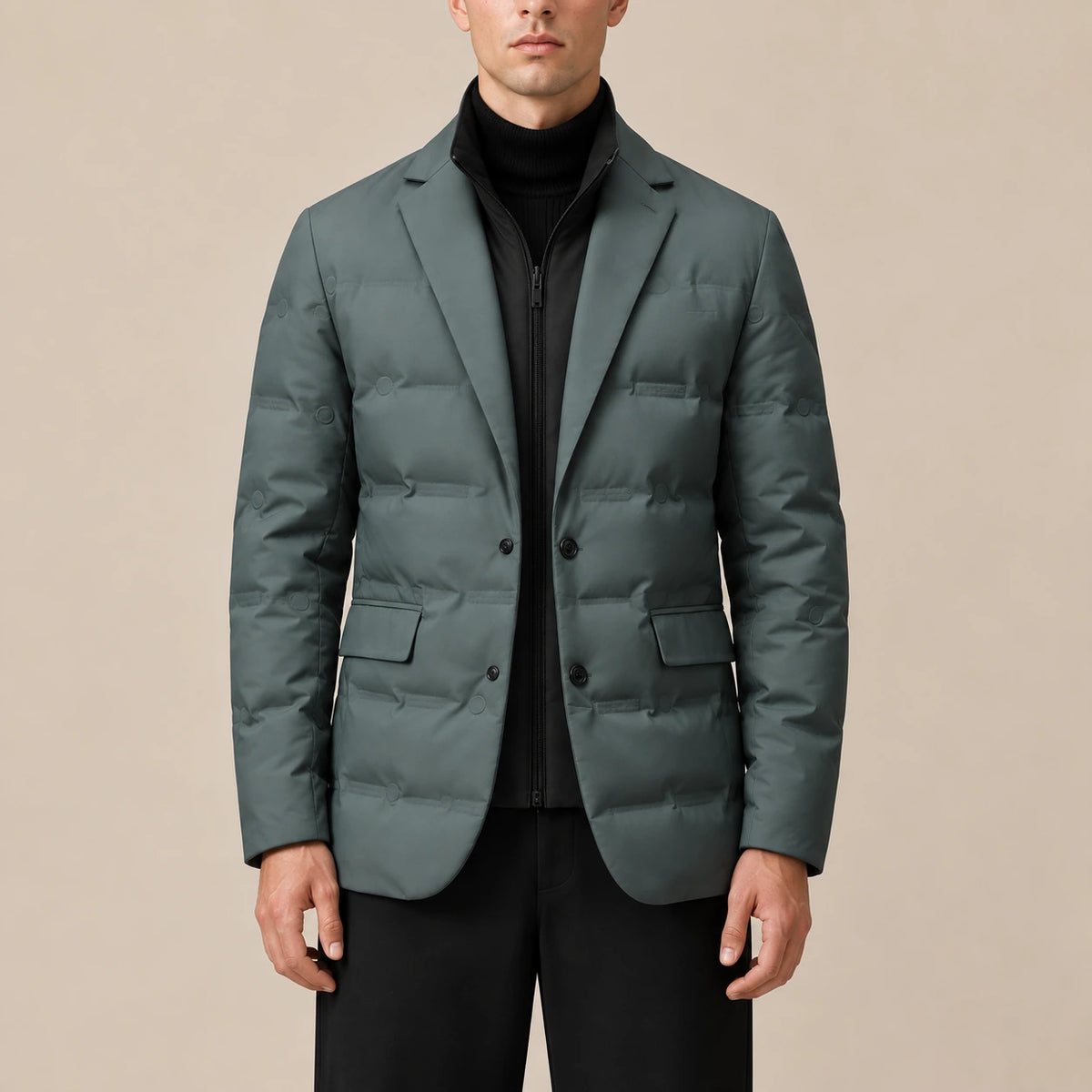 Détail de la parka doublée gris vert matelassée, revers, fermeture zippée et poches visibles.