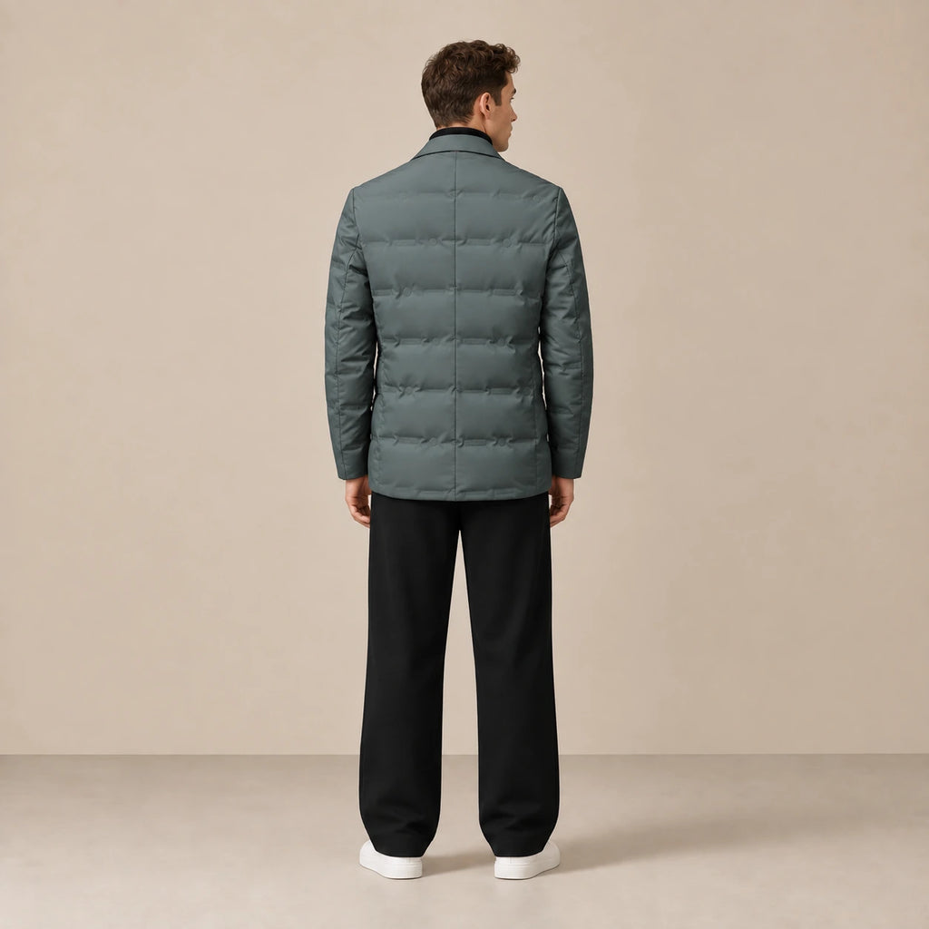 Parka doublée gris vert matelassée, vue de dos dans le studio IVAREE.