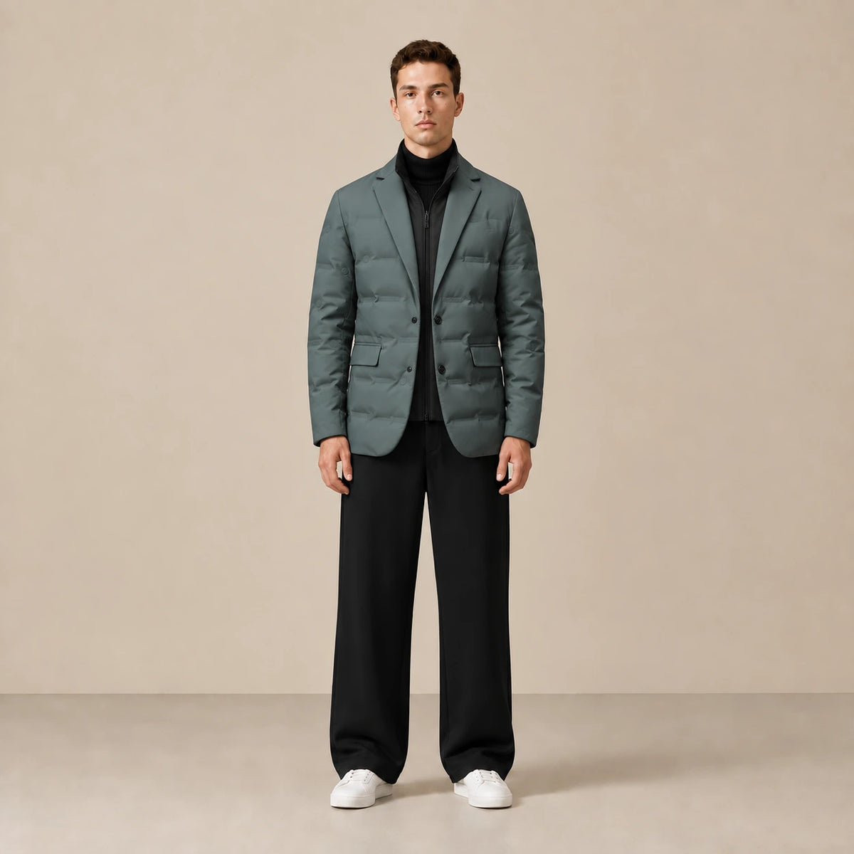Parka doublée gris vert matelassée, portée de face dans le studio IVAREE.