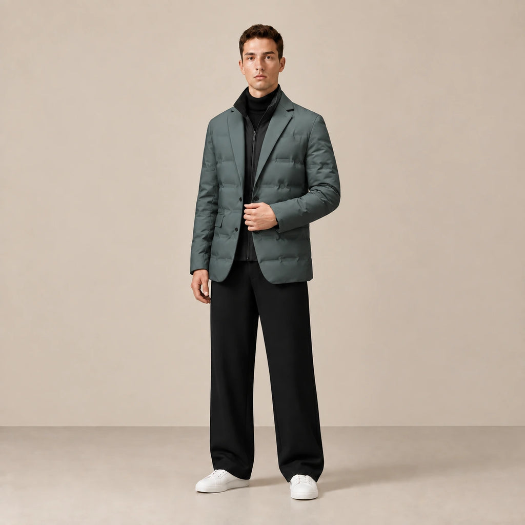 Parka doublée gris vert matelassée, portée de trois-quarts dans le studio IVAREE.