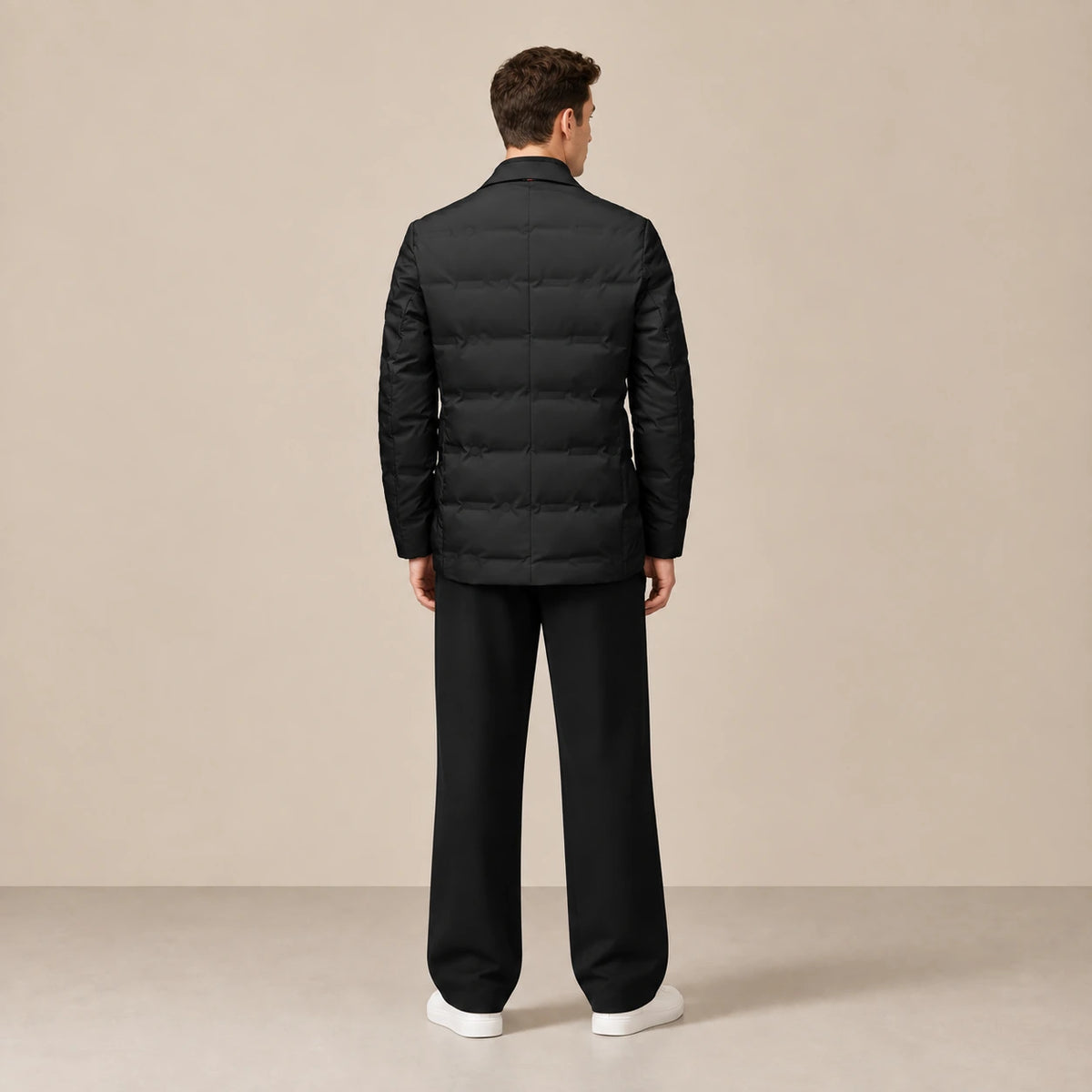 Parka doublée noire matelassée, vue de dos dans le studio IVAREE.