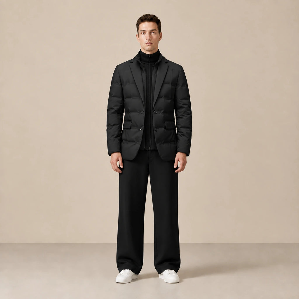 Parka doublée noire matelassée, portée de face dans le studio IVAREE.
