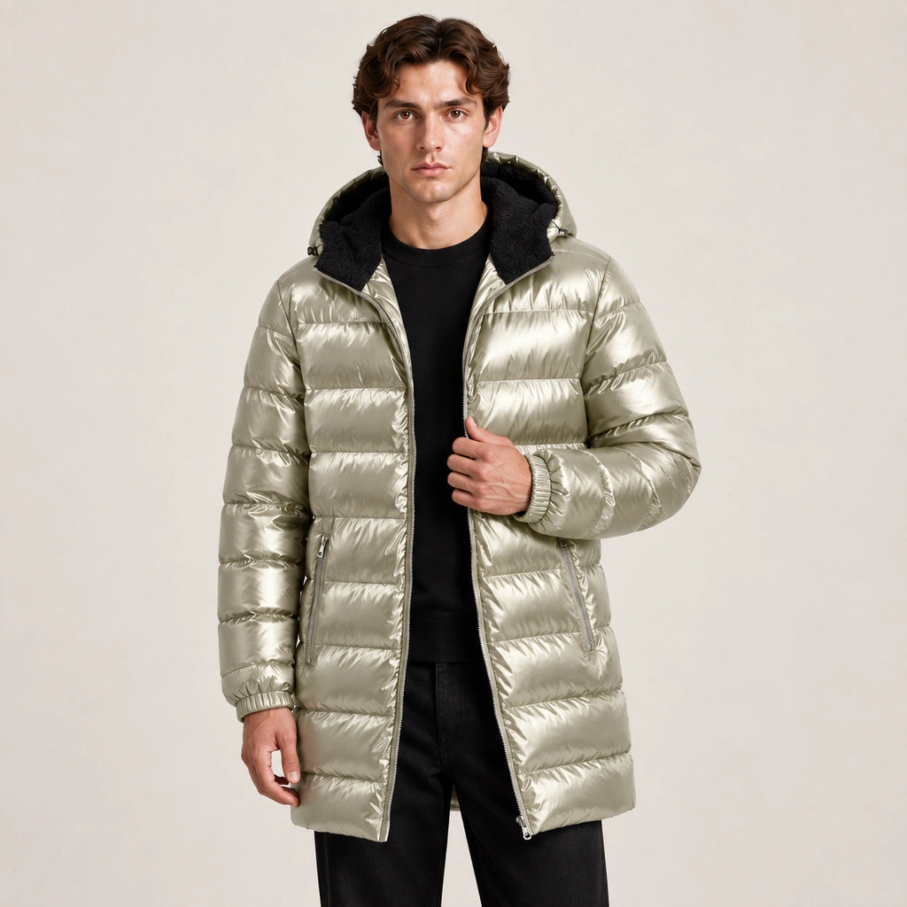 Détail porté de la parka matelassée abricot, avec capuche doublée et poche zippée.