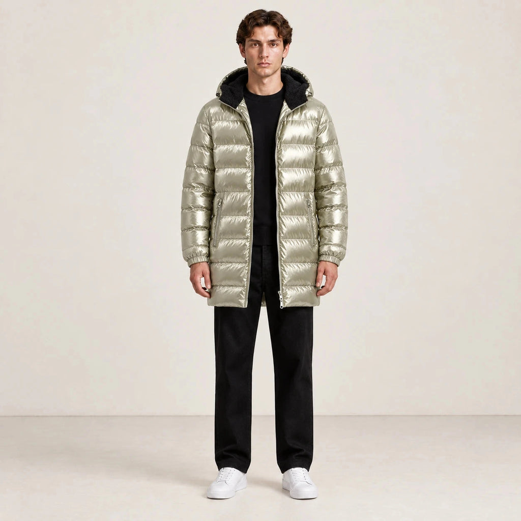 Parka matelassée abricot à finition satinée, portée de face dans le studio IVAREE.
