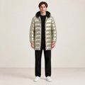 Parka matelassée abricot à finition satinée, portée de face dans le studio IVAREE.