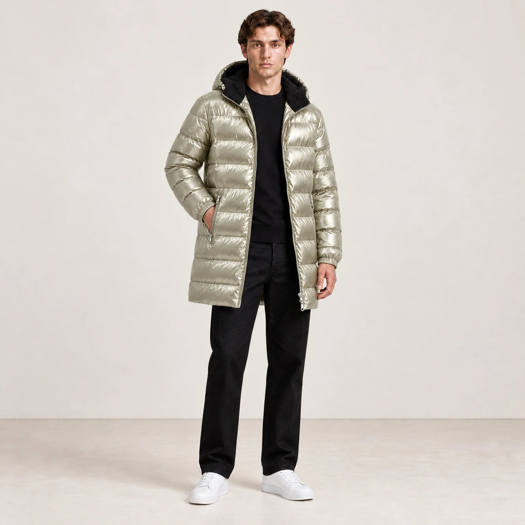 Parka matelassée abricot à finition satinée, portée en pose naturelle dans le studio IVAREE.