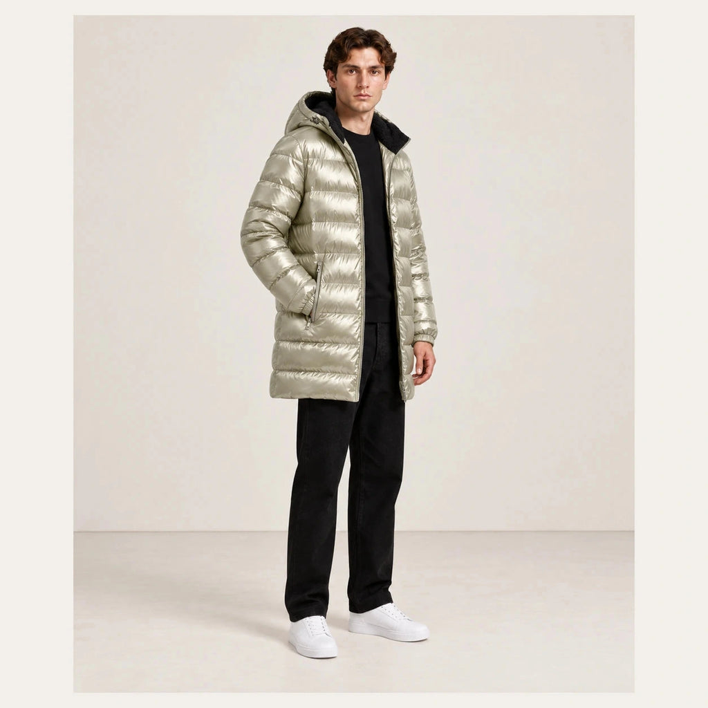Parka matelassée abricot à finition satinée, portée de trois-quarts dans le studio IVAREE.
