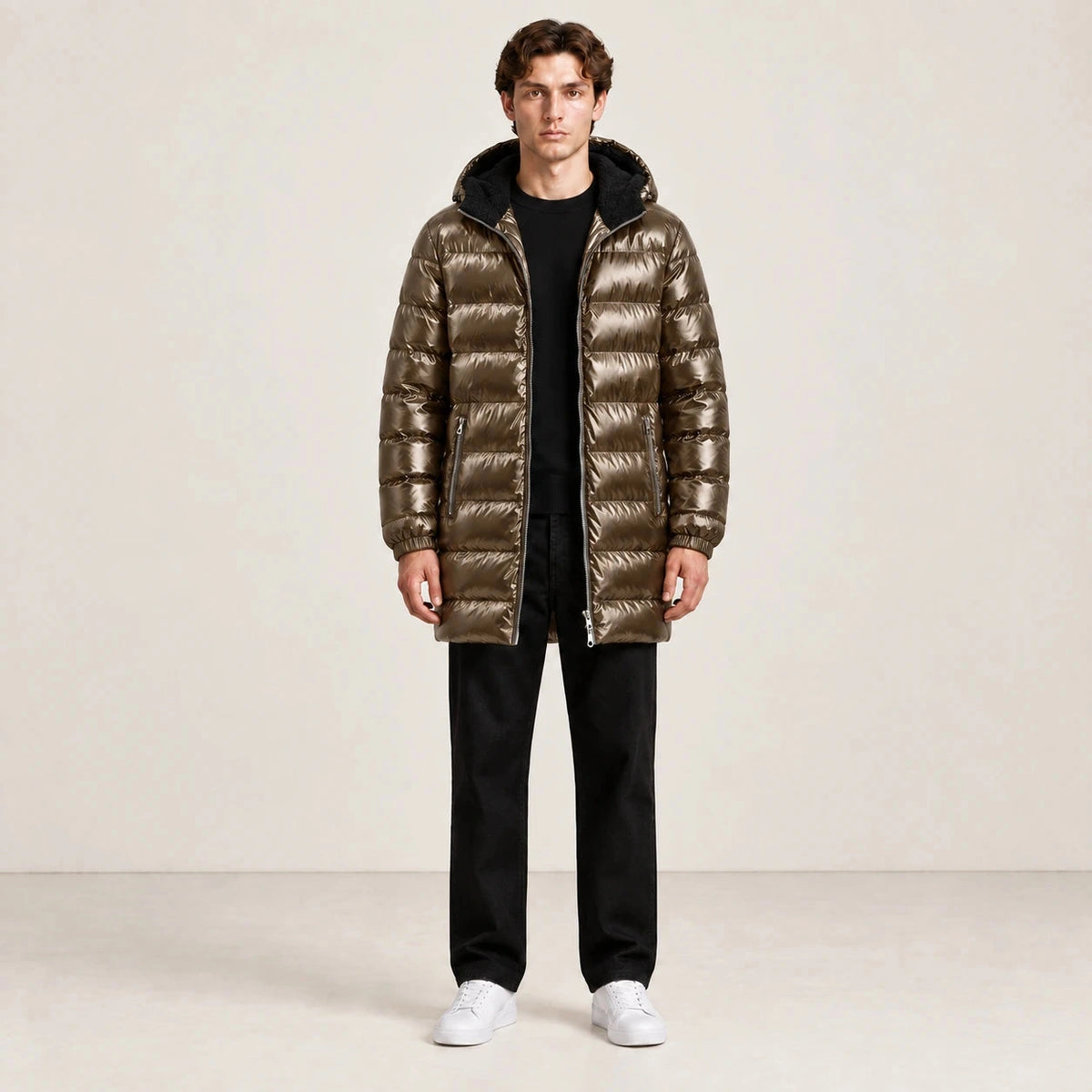 Parka matelassée marron à finition satinée, portée de face dans le studio IVAREE.