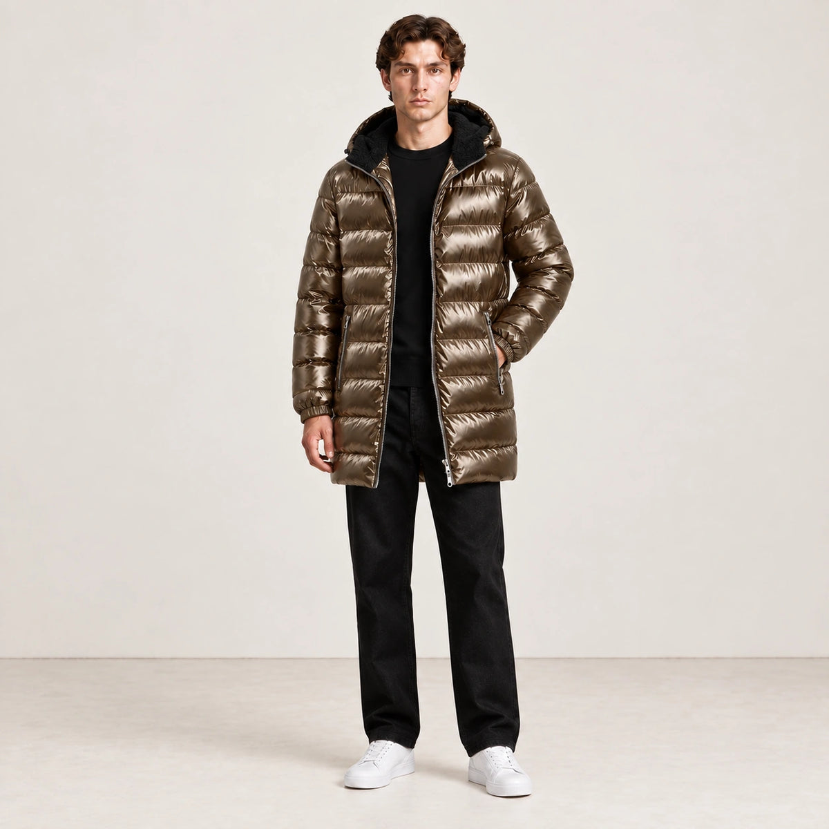 Parka matelassée marron à finition satinée, portée en pose naturelle dans le studio IVAREE.