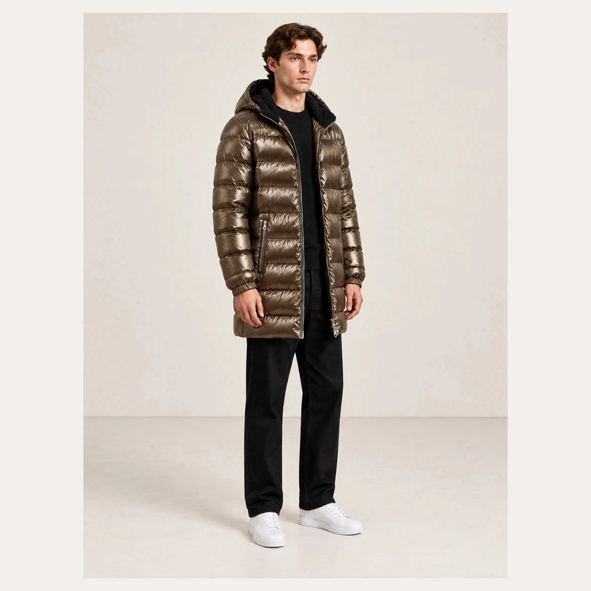 Parka matelassée marron à finition satinée, portée de trois-quarts dans le studio IVAREE.