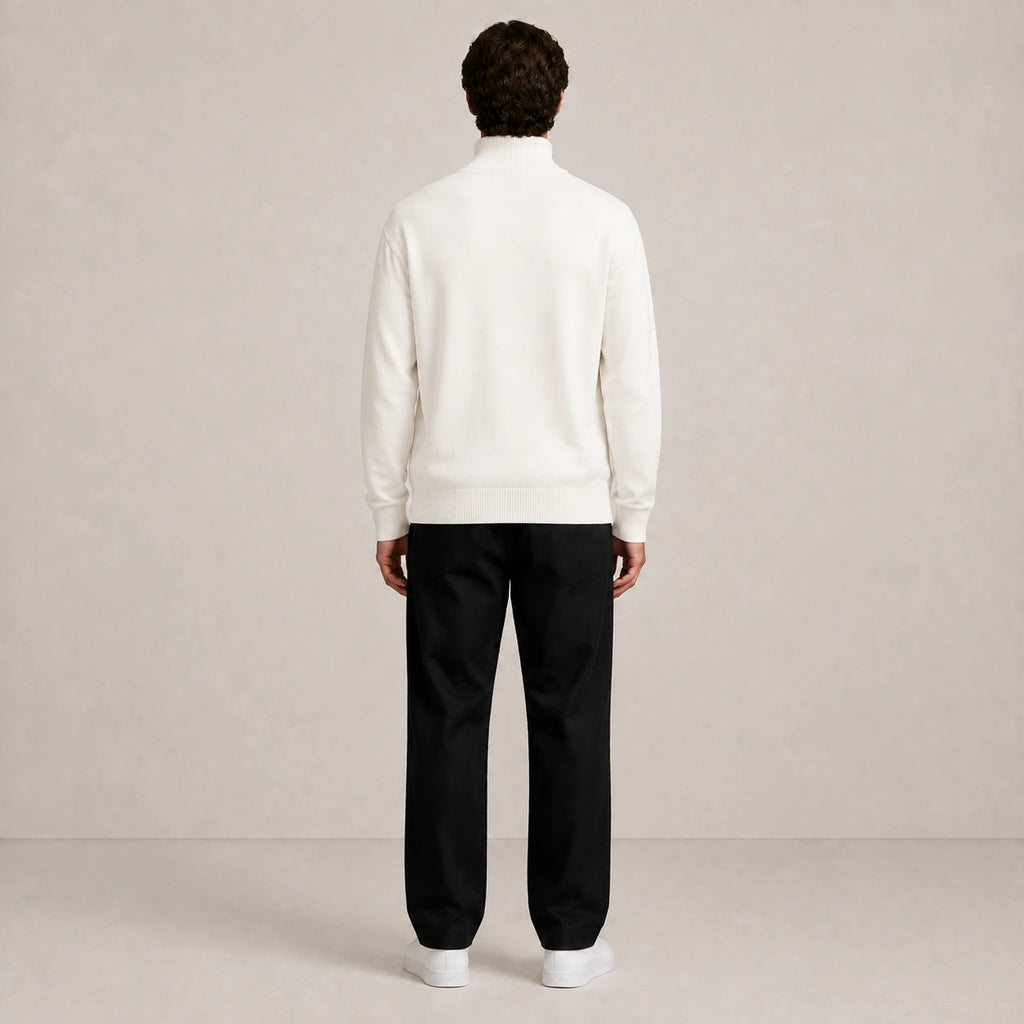 Pull homme blanc en maille fine, porté de dos en studio.