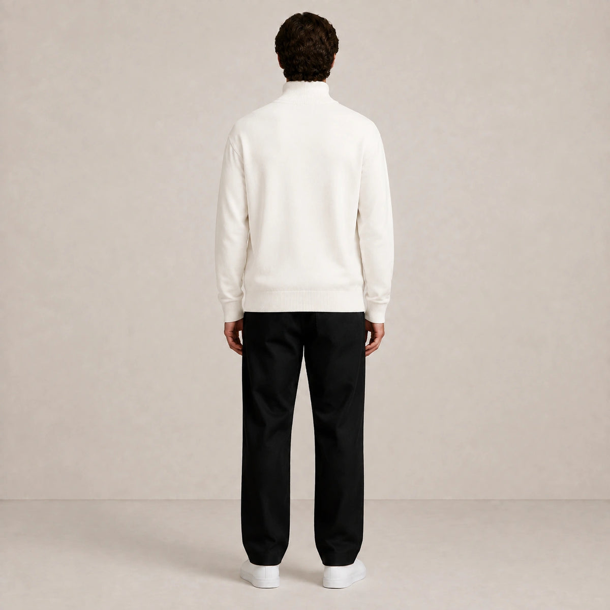 Pull homme blanc en maille fine, porté de dos en studio.