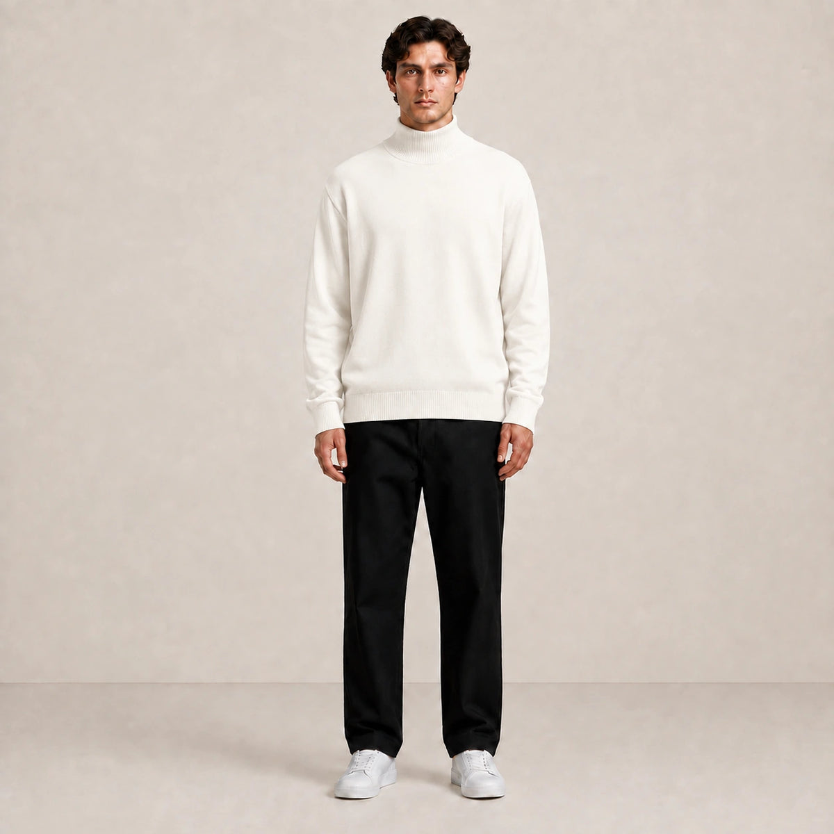 Pull homme blanc à col montant et maille fine, porté de face en studio.