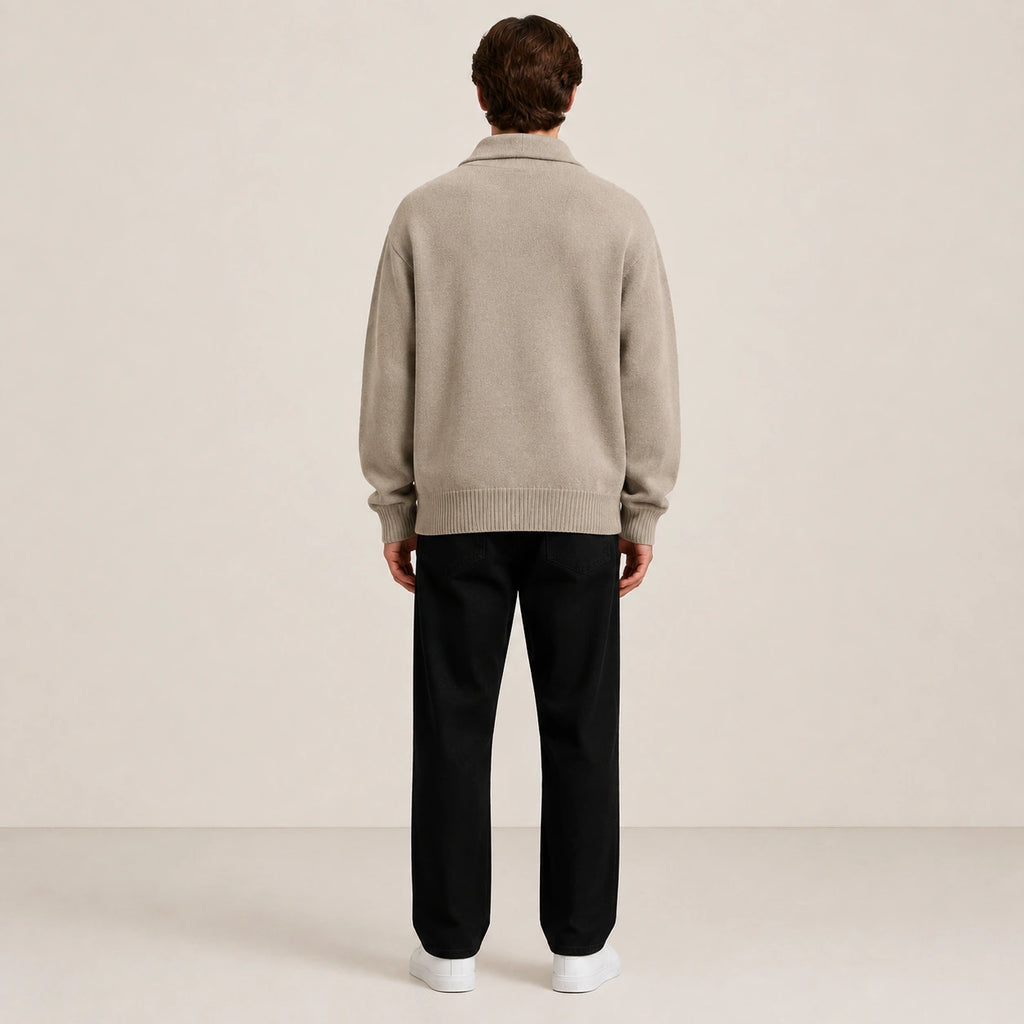 Pull homme col polo en maille unie beige taupe, porté de dos en studio IVAREE.