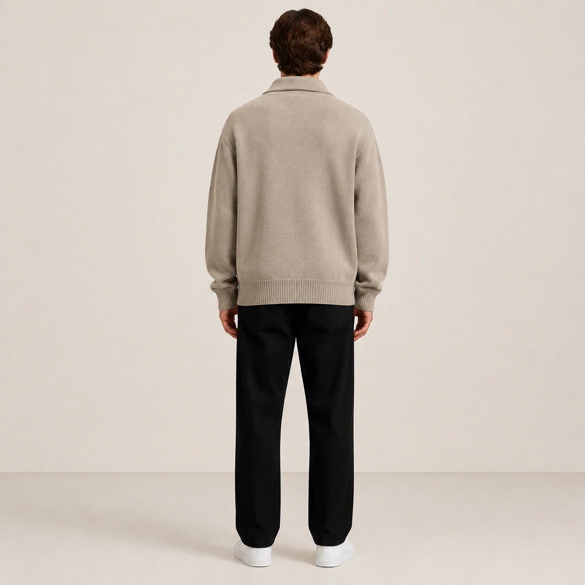 Pull homme col polo en maille unie beige taupe, porté de dos en studio IVAREE.