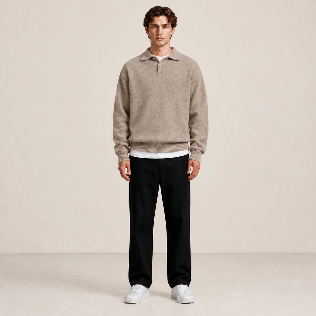 Pull homme col polo en maille unie beige taupe, porté de face en studio IVAREE.