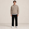 Pull homme col polo en maille unie beige taupe, porté de face en studio IVAREE.