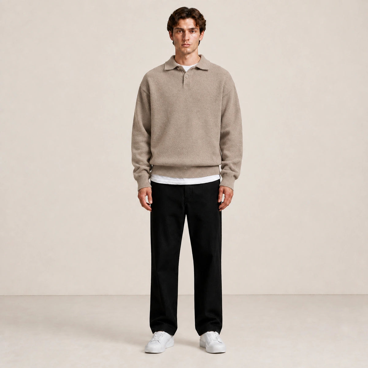Pull homme col polo en maille unie beige taupe, porté de face en studio IVAREE.
